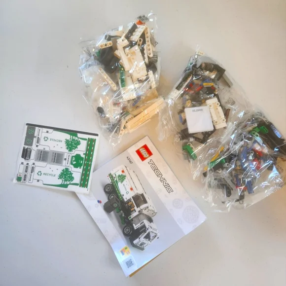 LEGO Technic Mack LR Electric Garbage Truck 42167 New Open Box Toy Brick Trucks - Picture 6 of 7